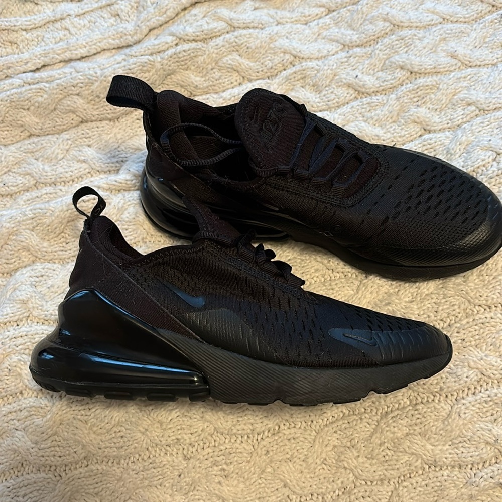 Black Nike 270s